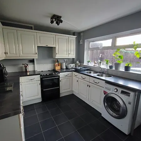 Cosy House In Excellent Connections To Centre