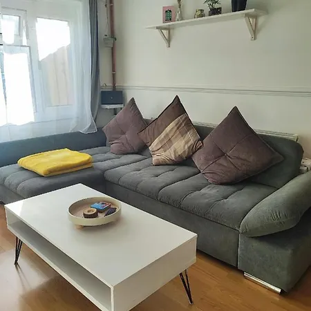 Cosy House In Excellent Connections To Centre